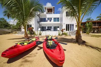 Image de Villa Armoniosa - Stunning 4br Beachfront Villa w/ Pool & Ocean Views