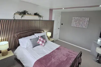 Image de contractor /family stays / Hoole  /private hottub