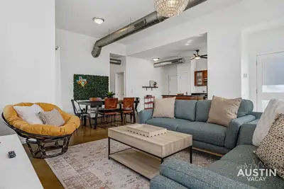 Image de Colorful Casa w Bbq & Ev Charger Mins to City Nightlife - Stroll S Lamar & SoCo!