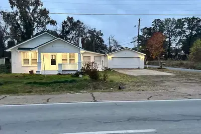 Image de Close to airport, Spacious 3-bedroom house with Ac in  industrial area