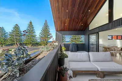 Image de Luxury Retreat across road from beachfront, pool, 5min walk to local shops.