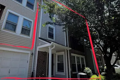 Image de Newly renovated fully furnished 2 bedroom, 2. 5 bedroom, 3 Story home with garage