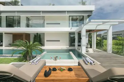 Luxury, 4-Bedroom Villa with Rooftop Views
