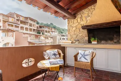 Image de Located in the heart of Villasimius on Via Cadorna, this comfortable and spacious holiday home is the perfect choice for guests who want to stay within walking distance of restaurants, shops, cafés and all the town’s amenities. The property is bright a