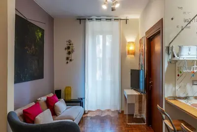 Image de GuestHost - Cozy 90m2 apartment, perfect for 4 people, located on the ground floor of a typical building with cloister. The accommodation is located in the Re di Roma/San Giovanni district, a lively and central residential and commercial area. The city's