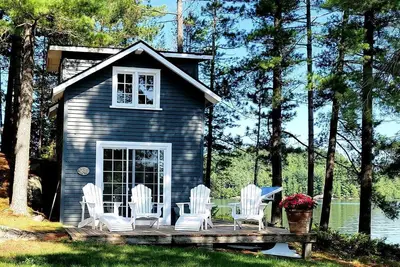 Image de Beautiful Lake Tiny House with Amazing Views and Private Dock in Muskoka, Canada