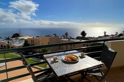 Image de Appartement ensoleillé avec vue sur l’océan • Piscine & Horizon dégagé