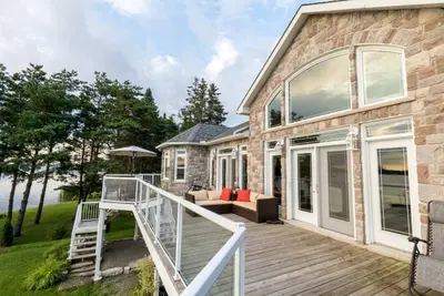 Image de Luxurious Lakefront Vacation Rental for Large Groups near Port Perry in Ontario