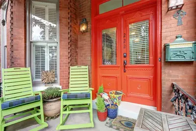 Image de Victorian Experience | Sleeps 4, Garden, 2‑Car Garage, Walk to Downtown