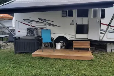 Image de Tiny Glamping Caravan with Bbq Area Ideal for Grand River Camping in Belwood