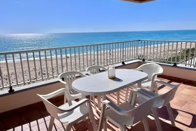 Image de Appartement spacieux de 3 chambres en bord de mer. Rodes-62