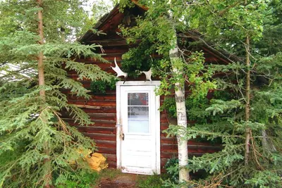 Image de Rustic Camping Cabin Overlooking the Tagish River near Whitehorse, Yukon