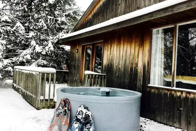 Image de Gorgeous Cabin Rental with Spacious Deck on Lake Bernard, Ontario