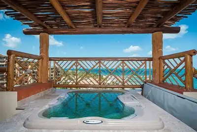 Image de Christmas Week in Cancun: 3 Bedroom Oceanfront Suite