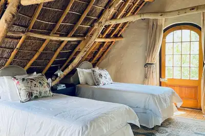 Image de Charming 5-bedroom heritage listed farmhouse in De Zalze Golf Estate