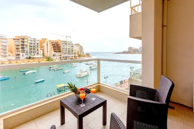 Image de Appartement 2 chambres à Spinola Bay avec vue sur la mer et terrasse