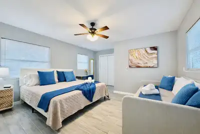 Image de Tranquil Retreat: King Bed, Office, Patio