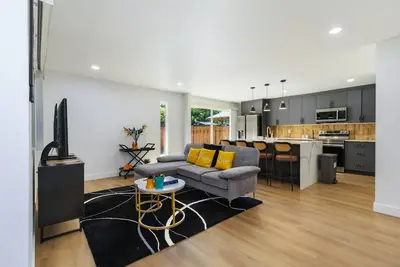 Image de Stylish Eastside 3br Family Home | Prime Location!