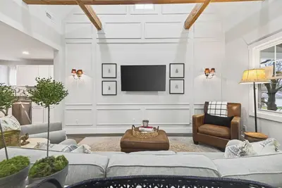 Image de New! - Walk to the square! Cute historic bungalow