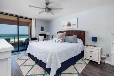 Image de 2-bedroom beach condo, water views in beautiful Sand Key, 4 mins to Clearwater