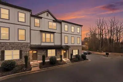 Image de Modern 3-Story Retreat: Space, Comfort & Quiet -Flexible Check-in & Check-out