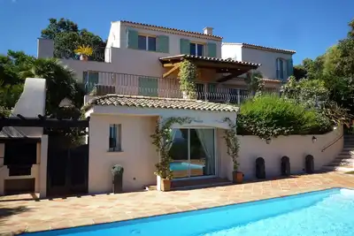 Image de Belle Villa rénovée a Cavalaire. Piscine. Clim. 5 chambres près plage et village