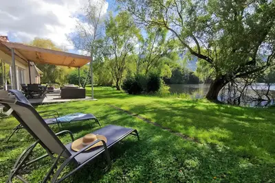 Image de Maison de vacances « Les Pyrénées Au Bord De l’Eau » avec vue sur le lac, terrasses privées et Wi-Fi