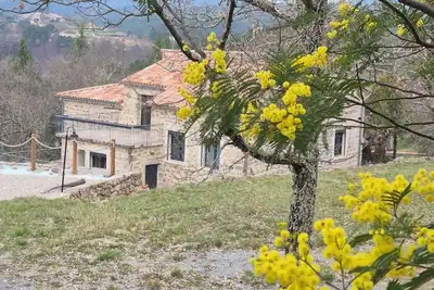 Image de Le Mas Des Flots situé en Pleine nature en Ardèche proche des Vans