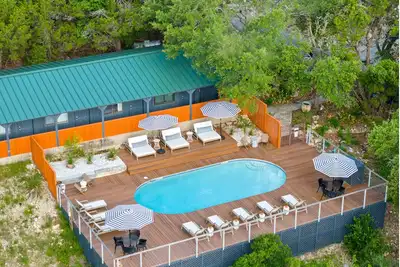 Image de The Bygone - Tx Hill Country Private Resort Buyout