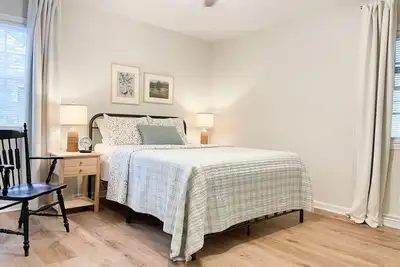 Image de Home 3, 000sft 6br-7-11 Beds 4ba PetsOK Fenced Yard