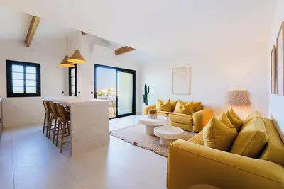 Image de Sainte Anne, appartement en centre-ville avec piscine