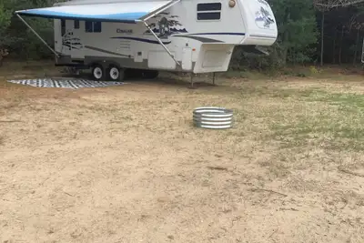 Image de 27 foot fifth wheel on a small private campground. Pets allowed.