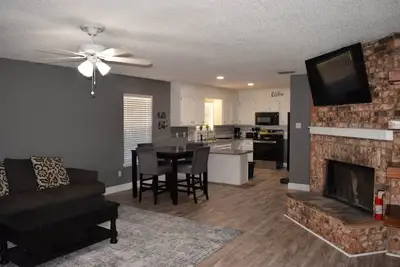 Image de Centrally located home away from home w/quick access to food, drinks, and fun!