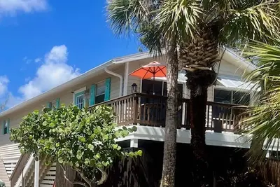 Image de Work From Home - Live In Paradise! \nLive on Sanibel Island - Walk to the beach!