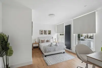 Image de Spacious 6-Bed En-suite Home, 5-Min Walk to Tube