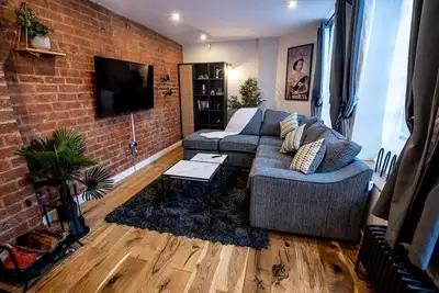 Image de Vip 2br Gr 2 Lux Industrial Home With Fireplace