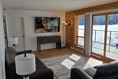 Image de 4 Bdrm Lodge Suite w Hot Tub, beautiful Lake views! Pet Friendly