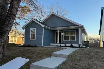 Image de Charming brand new home! Walk to everything!