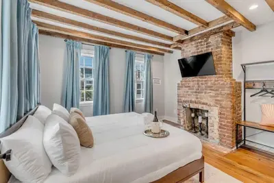 Image de Remodeled 3bd, Marble Bathrooms, 150ft to King St!