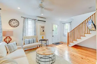 Image de Cottage with Privacy, 150ft to King + Parking