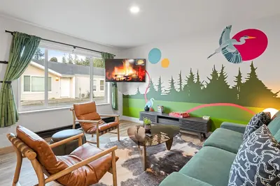 Perfectly located Home w/ Spa & Mini Golf