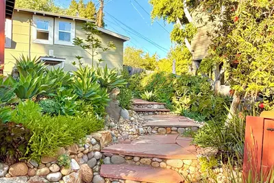 Image de South Park Cottage in Historic Downtown