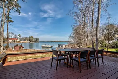 Image de Luxurious and spacious 5-bedroom lake house in peaceful Lake Murray