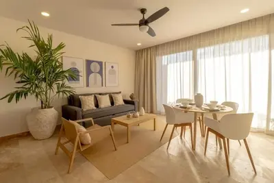Image de 2 Stylish & Modern Suites Close to Beach + Downtown Scenes to Explore + Pool