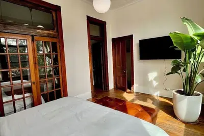 Image de Meet Skyline - A Unique Getaway in the Heart of Old Town Lansing