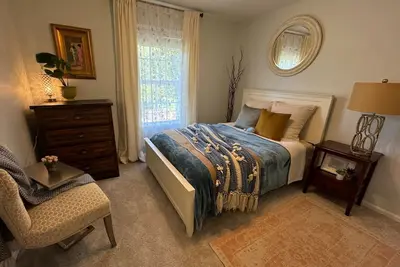 Image de Cozy private bedroom in shared home in serene Fishers neighborhood