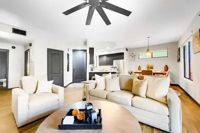 Image de Ground Floor Waterside Townhome! Heated Pool/Garage!