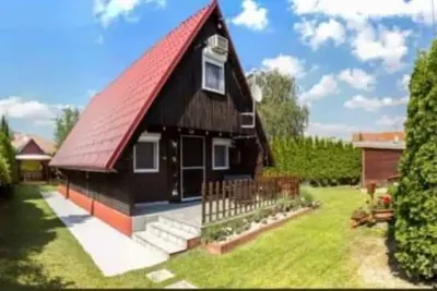 Image de Maison de vacances avec douche de jardin et pavillon de jardin