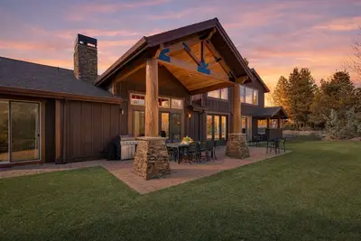 Image de Sunriver Retreat + Hot Tub + Game Room + Near Golf + Trails | Mulligan Estate