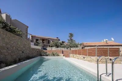 Image de Blend of Traditional Elegance and Modern Comfort by etouri